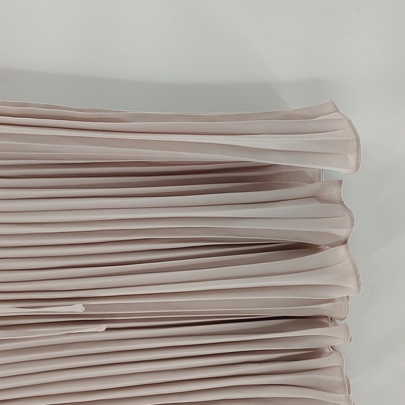 H&M Beige Accordion Skirt Size 8 Flowy Faux Tie Front Elastic Stretch  Waist - Picture 3 of 8